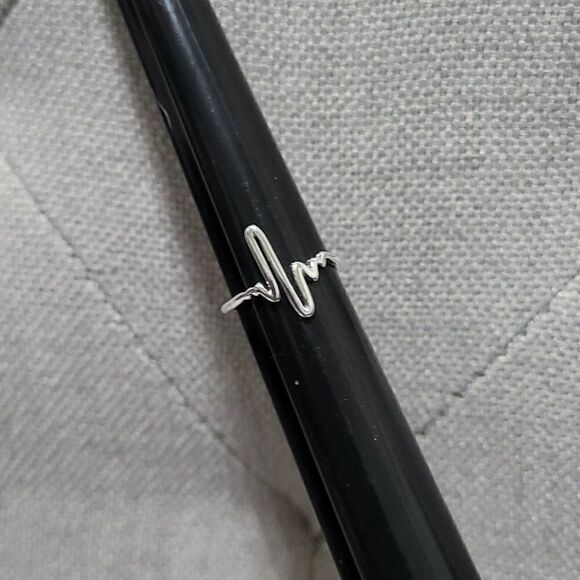 Silver adjustable heartbeat ring - Picture 3 of 4